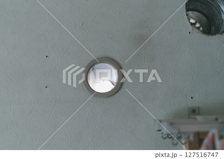 壁のエアコンを撤去した跡の配管穴 127516747