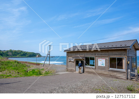 【青森県深浦町:JR五能線驫木(とどろき)駅】海辺にたたずむひなびた駅舎に入る乗客 【青森県深浦町:JR五能線驫木(とどろき)駅】海辺にたたずむひなびた駅舎に入る乗客 127517112