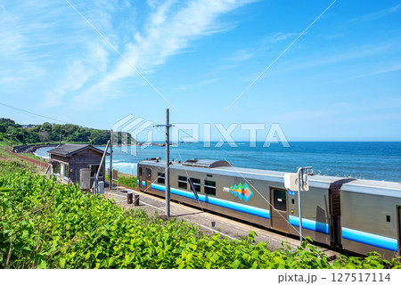 【青森県深浦町：JR五能線驫木（とどろき）駅】海辺にたたずむひなびた駅舎と日本海の風景 127517114