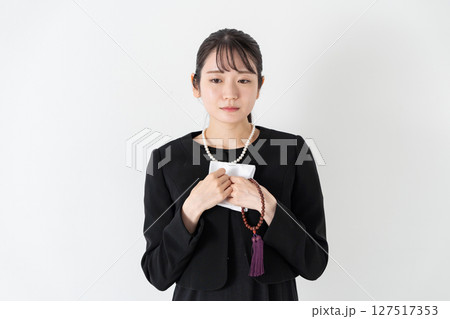 喪服の若い女性 ハンカチ 喪服の若い女性 ハンカチ 127517353