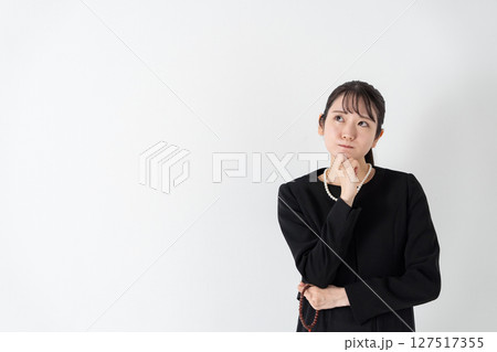 喪服の女性 悩む 喪服の女性 悩む 127517355