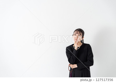 喪服の女性　悩む 127517356