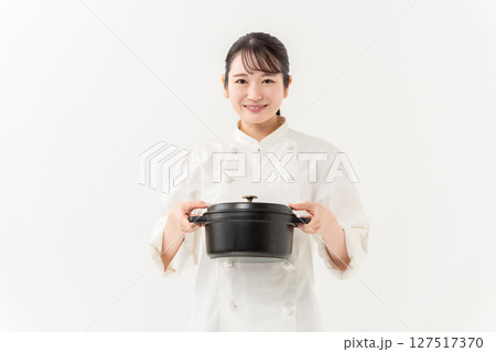 コックコートの女性　鍋 127517370