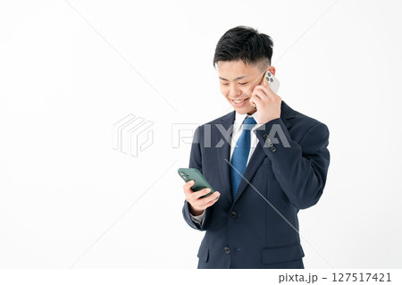若い男性　ビジネス　2台持ち 127517421