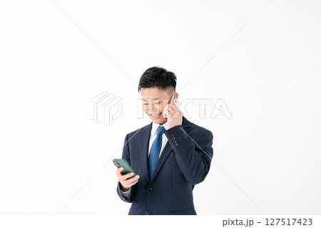 若い男性　ビジネス　2台持ち 127517423