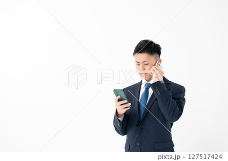若い男性　ビジネス　2台持ち 127517424