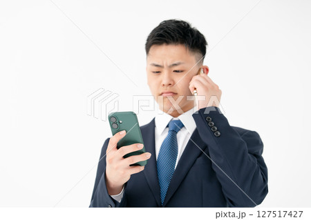 若い男性　ビジネス　2台持ち 127517427