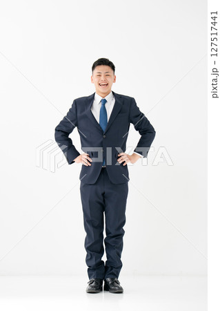 若い男性　ビジネス　全身　 127517441