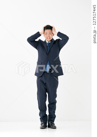若い男性　ビジネス　全身　頭を抱える 127517445