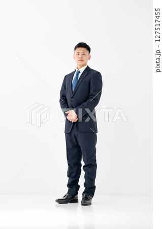 若い男性　ビジネス　全身　 127517455