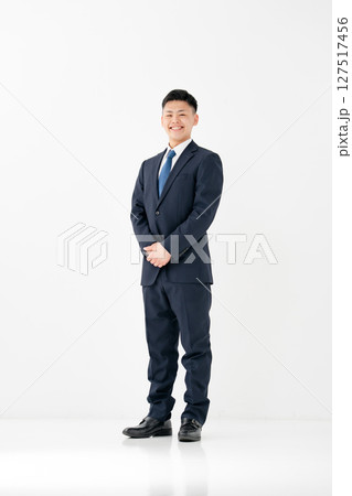 若い男性 ビジネス 全身 若い男性 ビジネス 全身 127517456