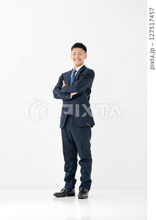若い男性　ビジネス　全身　 127517457