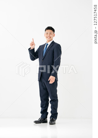若い男性　ビジネス　全身　指差し 127517458