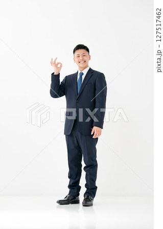 若い男性　ビジネス　全身　OK 127517462