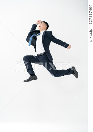 若い男性　ビジネス　ジャンプ 127517464