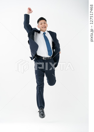 若い男性　ビジネス　ジャンプ 127517468
