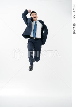若い男性　ビジネス　ジャンプ 127517469
