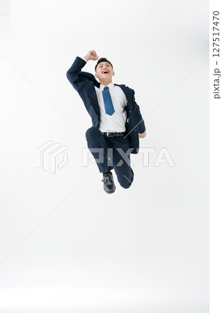 若い男性　ビジネス　ジャンプ 127517470