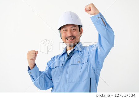 作業着の男性　ガッツポーズ 127517534