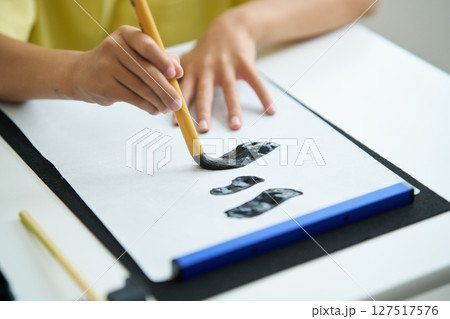 習字の授業を受ける小学生 127517576