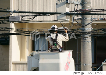 リフト車で配線工事をする男性 127517589