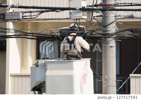 配線工事をする人 配線工事をする人 127517591