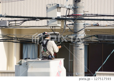 高所で電気工事をする人 127517593