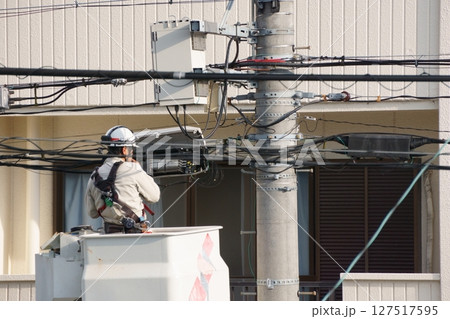 リフト車両で電気工事をする男性 リフト車両で電気工事をする男性 127517595