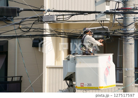 高所作業車で電気工事をする男性 高所作業車で電気工事をする男性 127517597