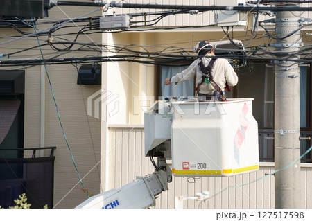 配線工事のために高所作業する人 127517598