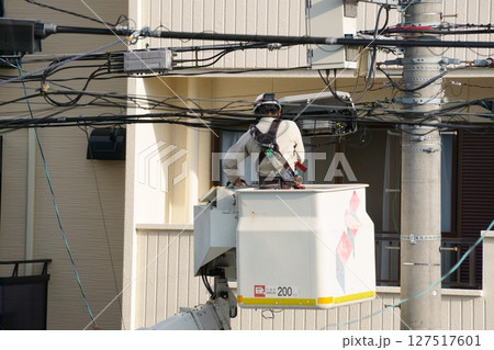 高所で電気工事をする人 高所で電気工事をする人 127517601