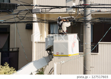 高所で通信工事をする人 127517603