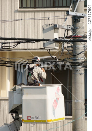 リフト車で電気工事をする男性 リフト車で電気工事をする男性 127517604