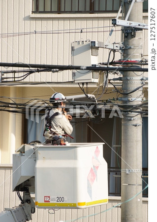 リフト車両で電気工事をする男性 リフト車両で電気工事をする男性 127517607