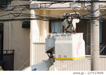 電線の端子函を開けて作業する人 127517609