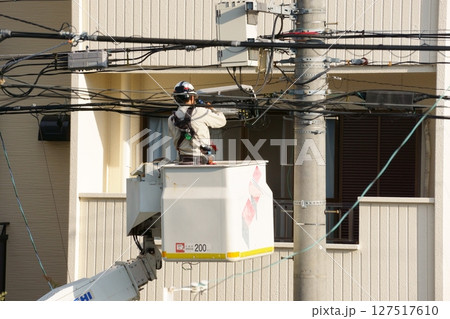 通信線の工事をする男性 127517610