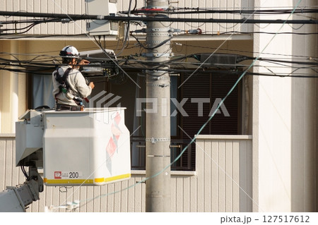 光回線の配線工事をする男性 127517612