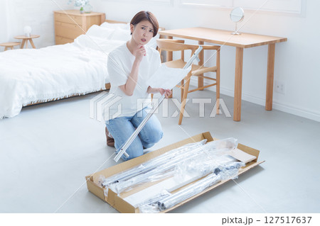 家具の組み立てが苦手な女性 127517637