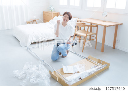 家具の組み立てを頑張る女性 127517640