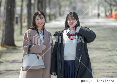 並木道と親子 並木道と親子 127517778