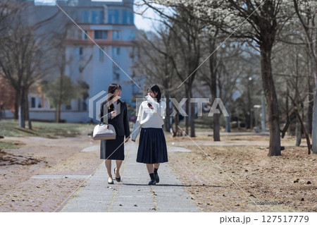 道を歩く二人の女性 127517779