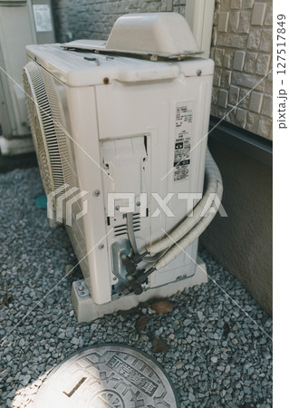 エアコン付け替え工事　電装カバーを取り外す 127517849