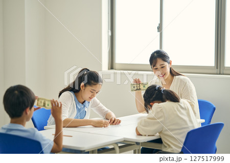 お金の授業を受ける子供たち 127517999