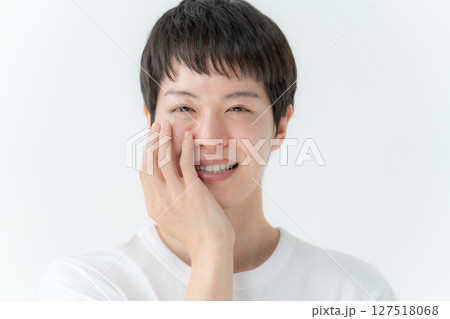頬を触る男性 美容男子 頬を触る男性 美容男子 127518068