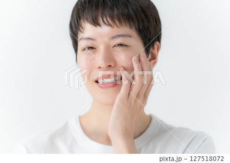 頬を触る男性　美容男子 127518072