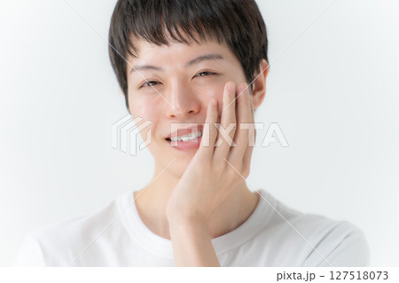 頬を触る男性　美容男子 127518073