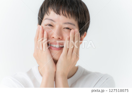 頬を触る男性　美容男子 127518075