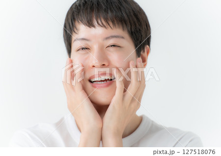 頬を触る男性　美容男子 127518076