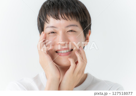 頬を触る男性　美容男子 127518077