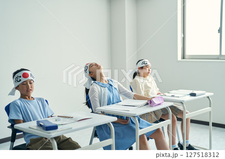 詰め込み教育で疲弊する子供たち 127518312